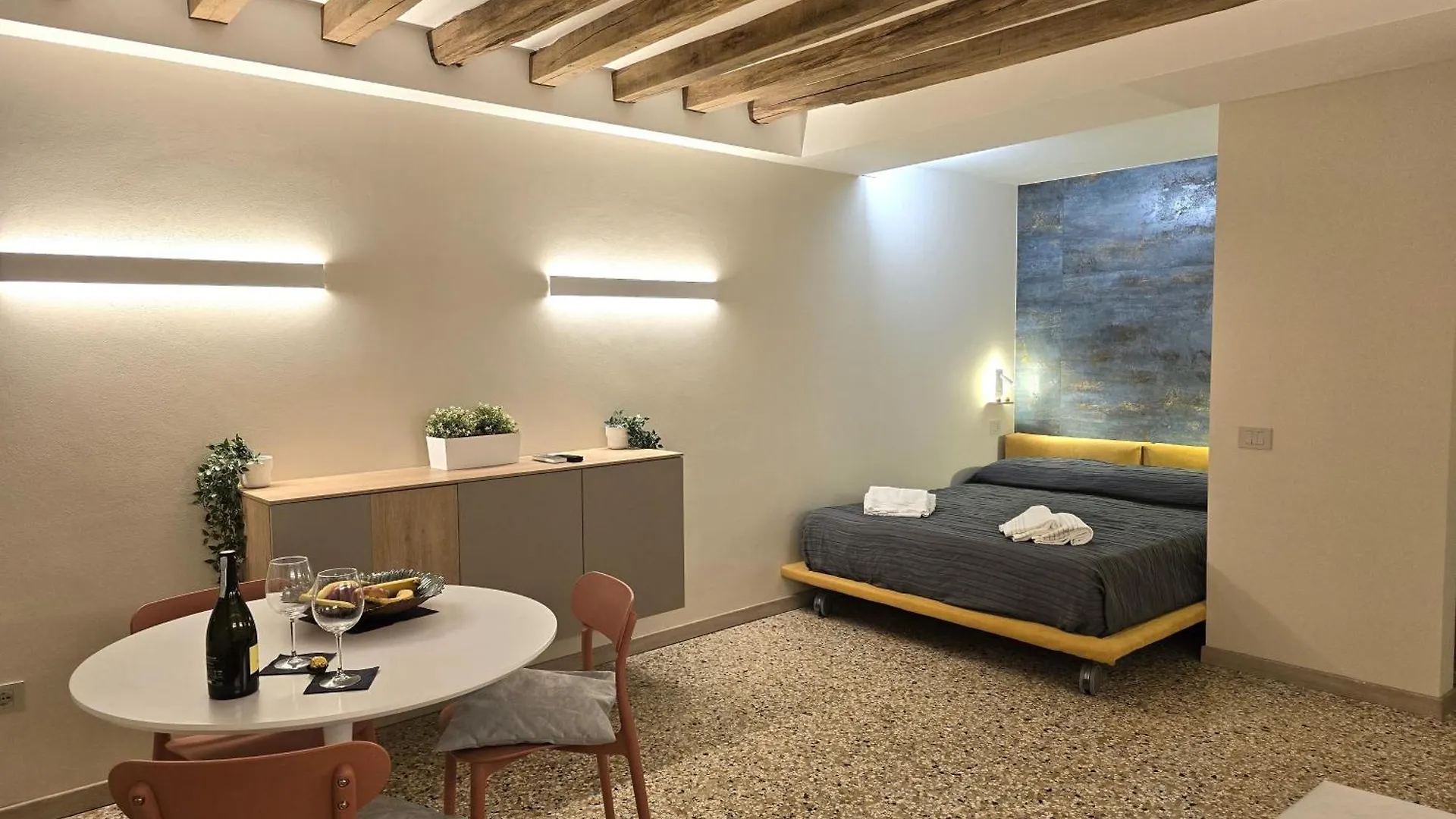 Cozy Studio With Canal View Venedig