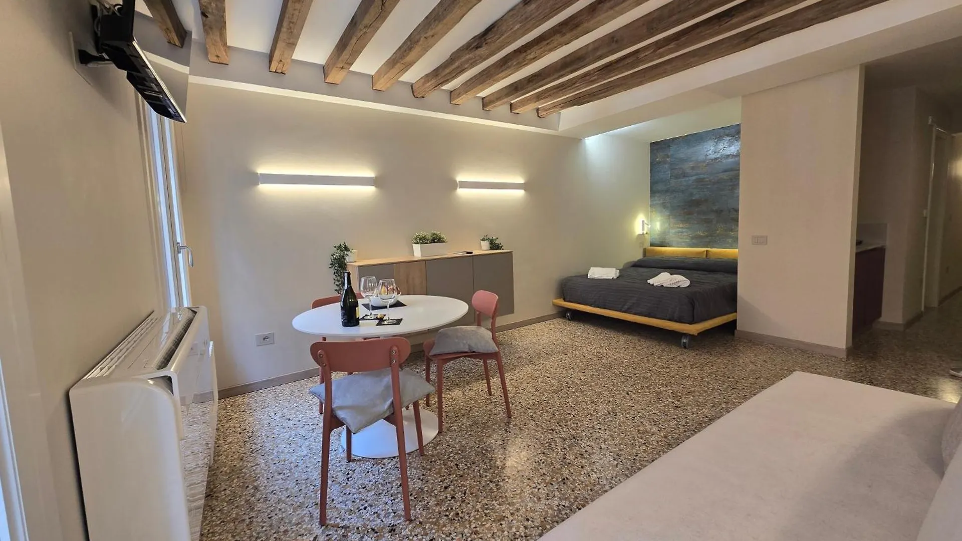 Cozy Studio With Canal View Venedig Apartment