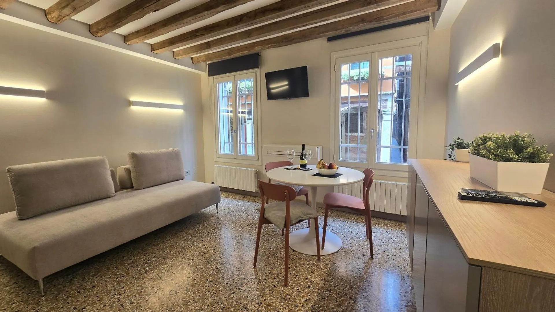 Cozy Studio With Canal View Venedig Apartment