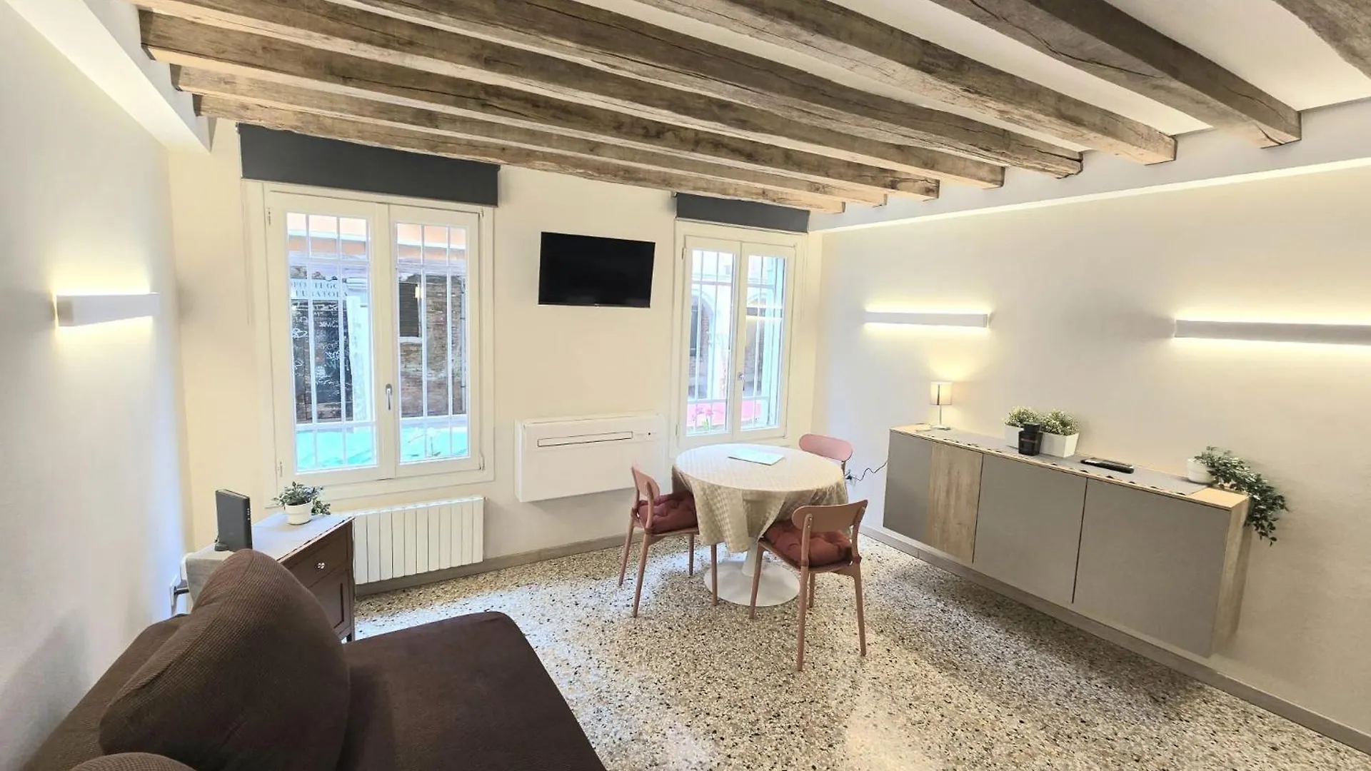 Cozy Studio With Canal View Venedig